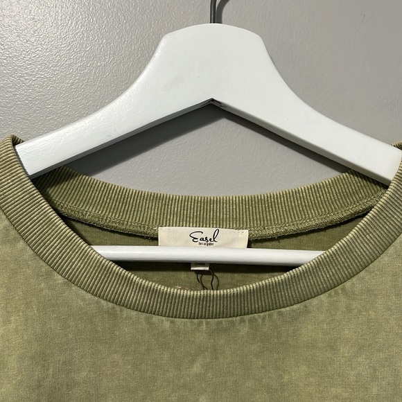 Easel Cotton Jersey Top with Large Front Star Tropical Print Patch Khaki… - Picture 5 of 9